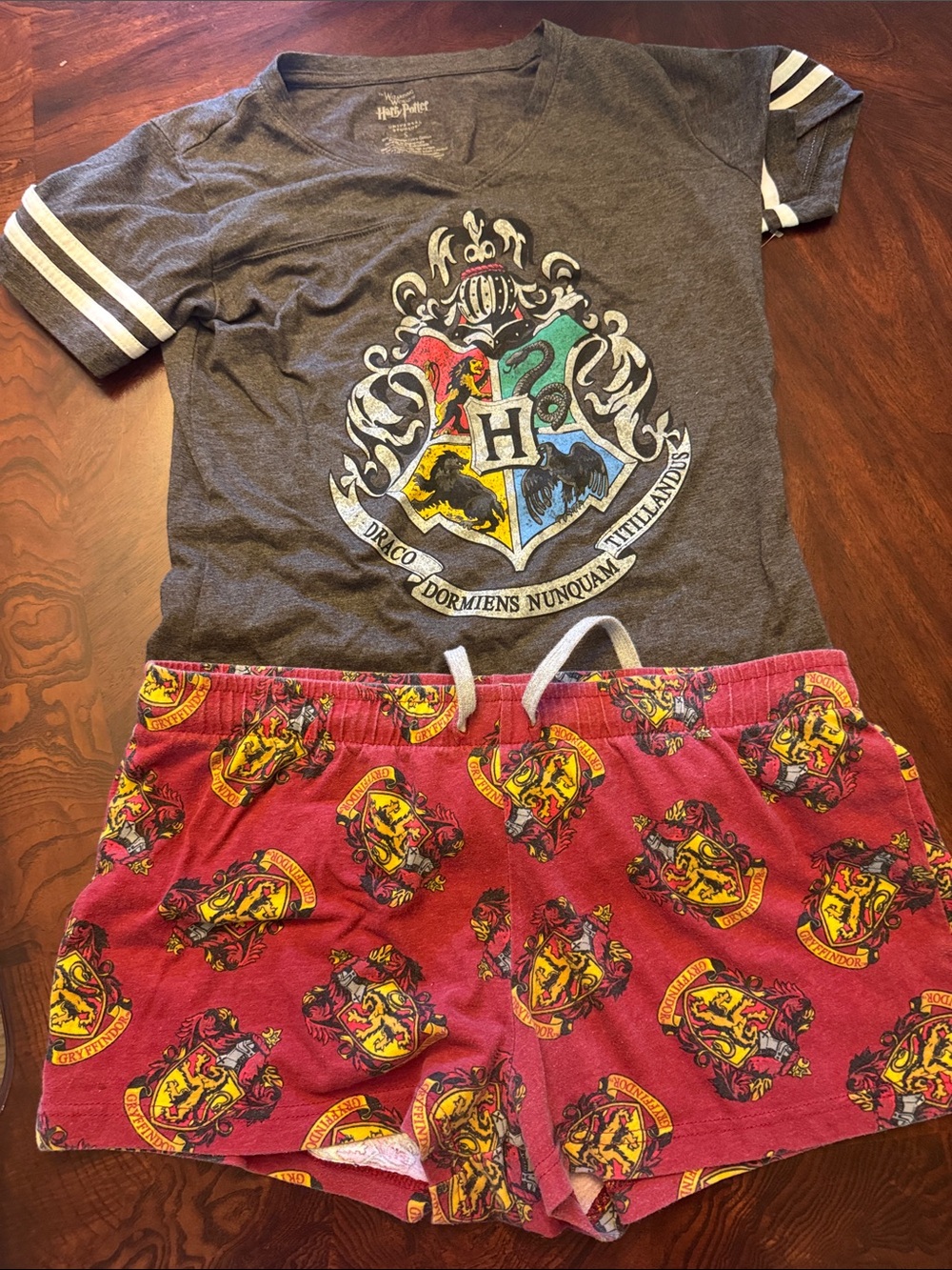 Harry Potter Hogwarts Crest Tee and Gryffindor Lounge Shorts Set - Gray & Red